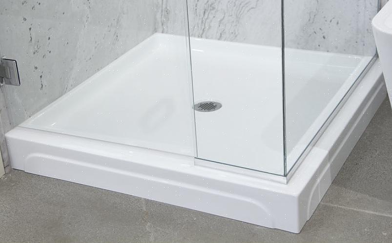 L'accoppiamento di pareti piastrellate con un piatto doccia in fibra di vetro o acrilico non è solo
