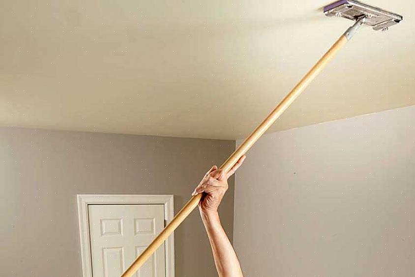 Ci sono diversi modi per rendere il tuo progetto di pittura del soffitto il più agevole possibile