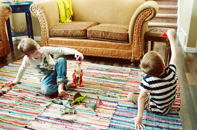 Un tappeto è un'aggiunta comune a un pavimento di superficie dura come legno duro