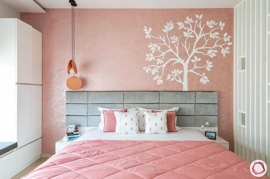 Una camera da letto chic con una combinazione di colori in bianco
