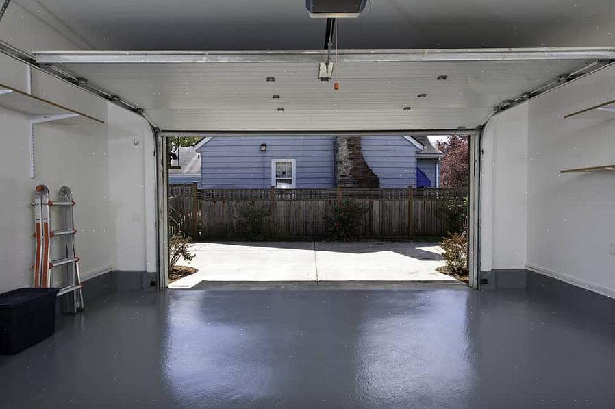 Un'altra opzione in cui il garage verrà utilizzato per lo spazio abitativo è isolare la porta con un kit