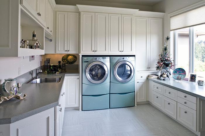 Una disposizione della lavanderia a forma di L offre più spazio sul ripiano per piegare i vestiti