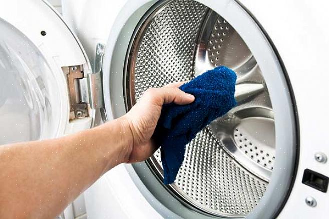 È importante trattare prima i vestiti per evitare che si macchino prima di affrontare la lavatrice