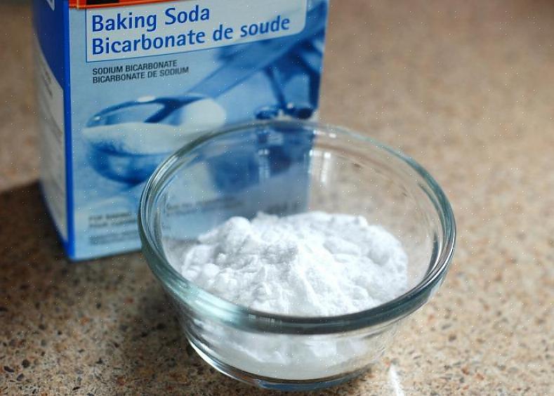 Il bicarbonato di sodio può anche essere il detergente perfetto per strofinare il bidone della spazzatura