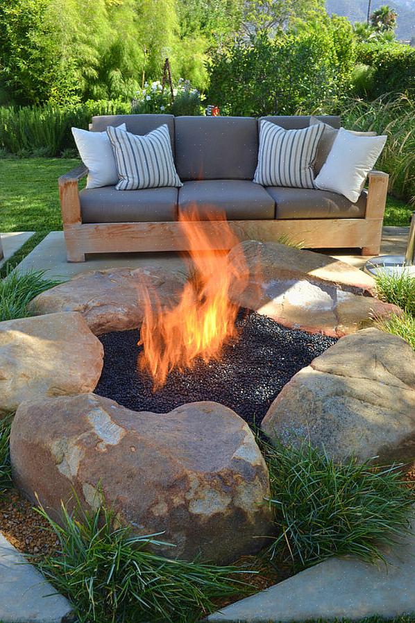 Un pozzo del fuoco è un modo per i tipi all'aria aperta di ottenere un po 'di uso dal cortile durante