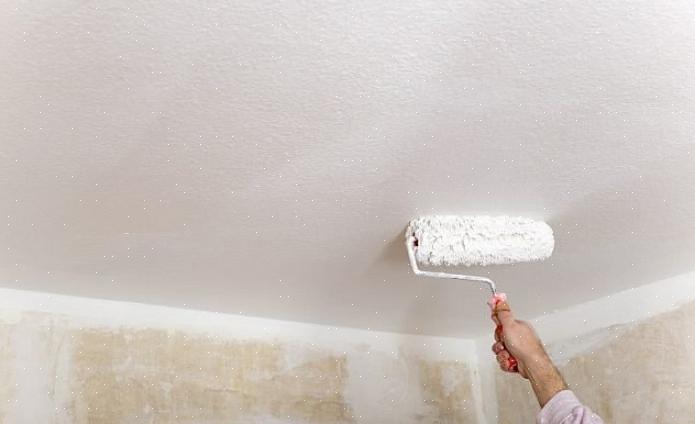 Un altro blog afferma che la vernice opaca per soffitti è migliore per i soffitti bassi perché aiuta