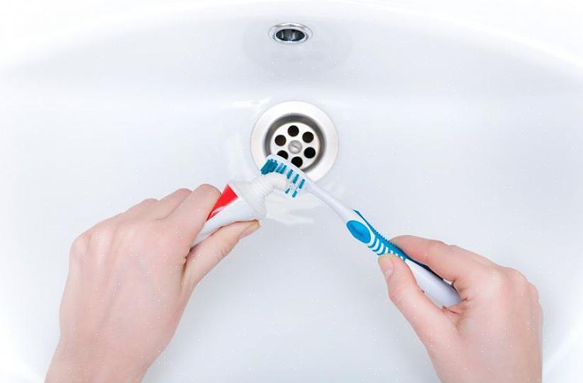 Sbrina uno specchio del bagno Usa un po 'di dentifricio su un panno umido per pulire gli specchietti