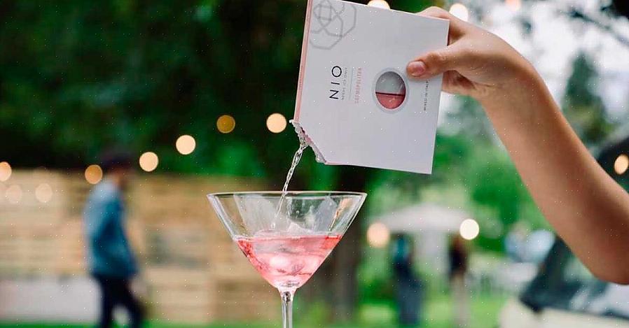 I ciondoli per bicchieri di vino aiuteranno gli ospiti a tenere traccia dei bicchieri mentre si divertono
