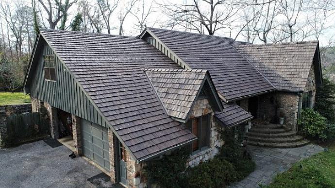 Per coloro che desiderano l'aspetto del tetto in legno o in ardesia