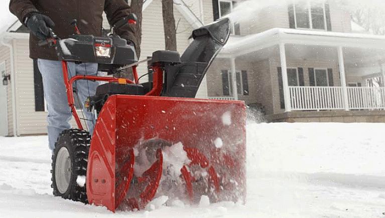 Puoi rimuovere facilmente la neve attorno alle auto parcheggiate nel tuo vialetto