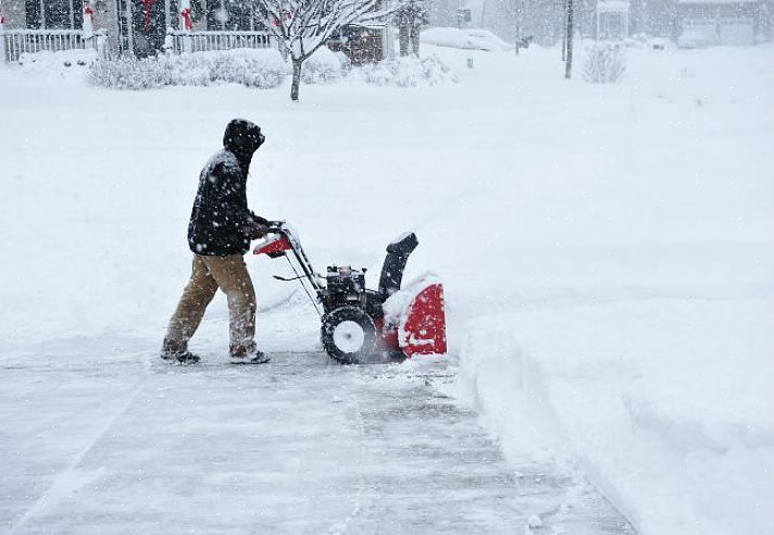 Per avviare uno spazzaneve a motore freddo