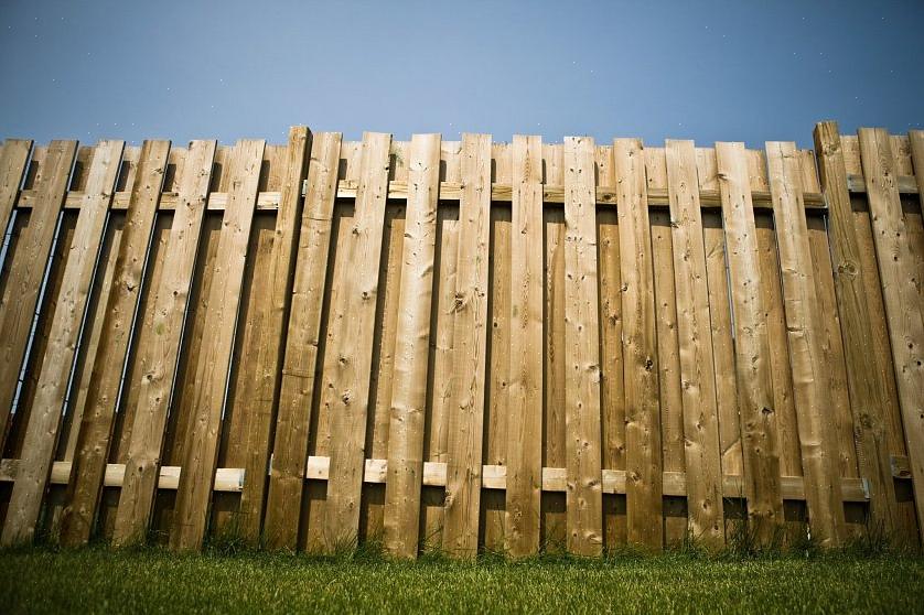 I principianti non prevedono alcun problema nel posizionare i pali della recinzione in tali buchi