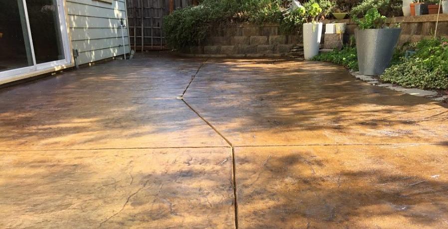 Copri il tuo patio di cemento con un telo di plastica per almeno sei ore