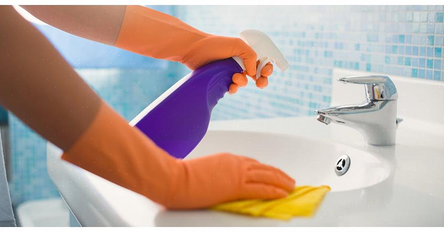 Usa un panno umido per pulire l'asta della doccia