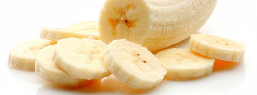 Le gustose banane da dessert gialle sono allevate da ceppi mutanti di piante di banana che hanno prodotto