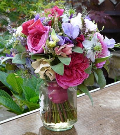 Indipendentemente dal fatto che i fiori bianchi siano infilati o meno nel bouquet