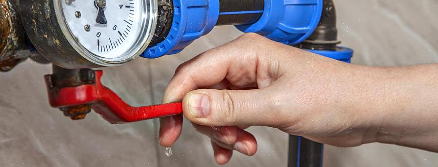 Il primo passo è cercare fisicamente la valvola di intercettazione dell'acqua principale della tua casa