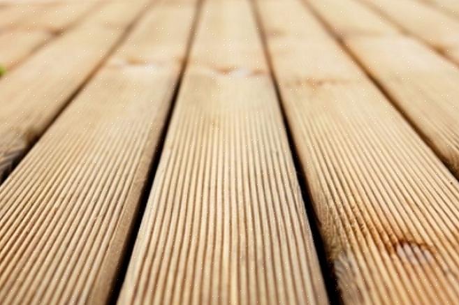 Il decking composito è un'alternativa ecologica al legname che combina plastica