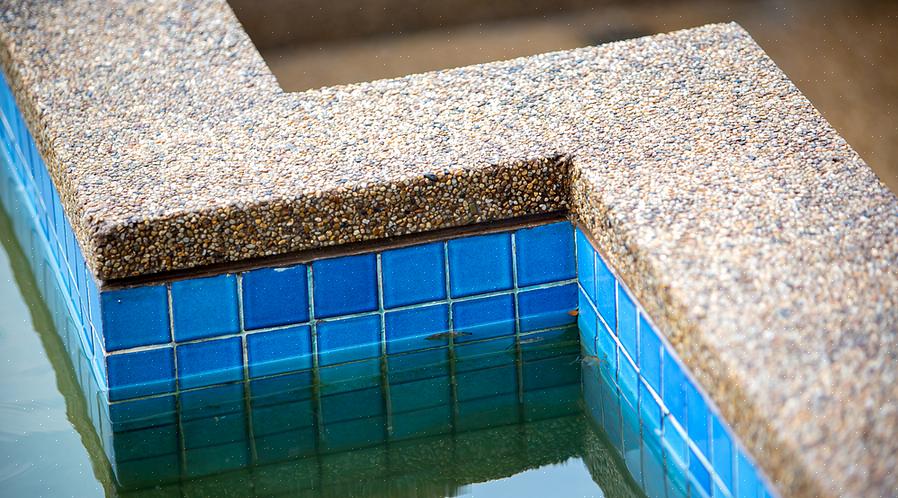 La roba sporca che scolorisce la linea di galleggiamento di una piscina è di solito o calcare o macchia