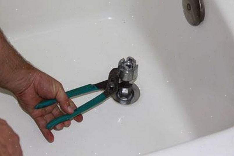Pulire l'anello di mastice idraulico che circonda l'apertura dello scarico della vasca