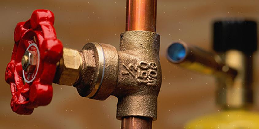 Il tubo di uscita dell'acqua calda ha anche una valvola che interromperà tutta l'acqua calda in uscita