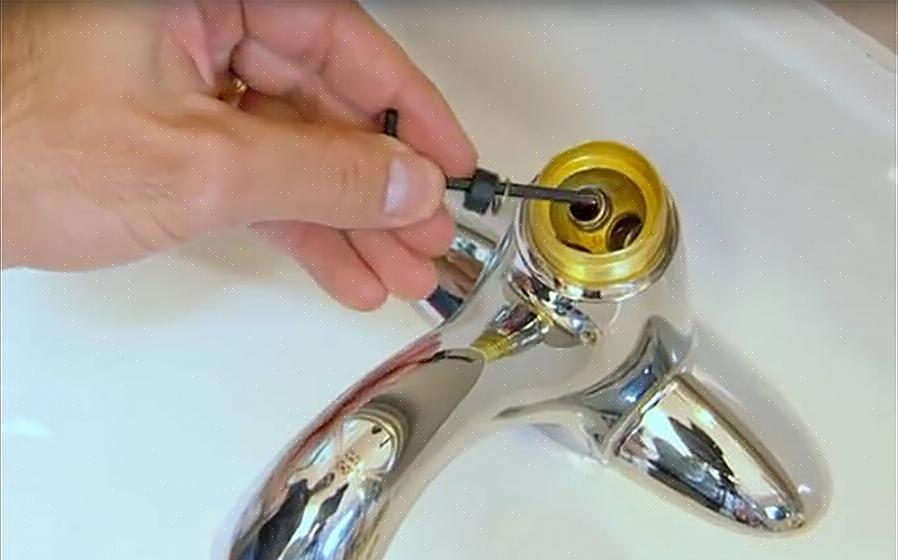 Un rubinetto a sfera ha un'unica maniglia che controlla una speciale sfera di plastica o metallo all'interno