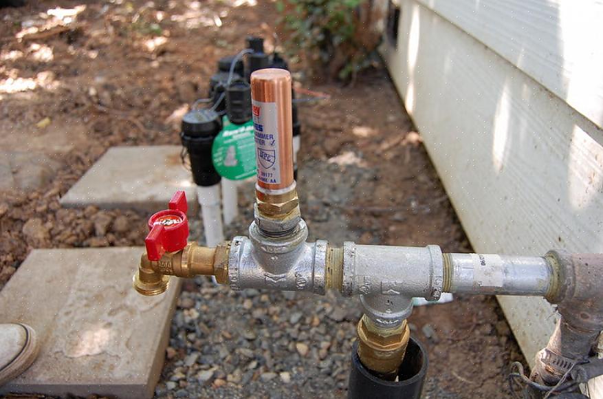 Installare dispositivi di arresto del colpo d'ariete su entrambe le linee di alimentazione dell'acqua calda