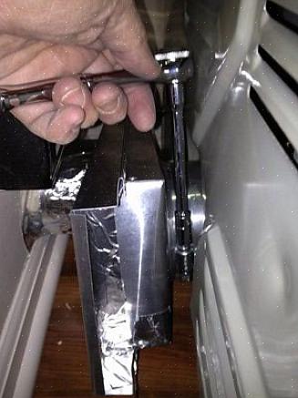 Facendo scorrere il raccordo di sfiato dell'essiccatore sfalsato sullo sfiato di scarico dell'asciugatrice