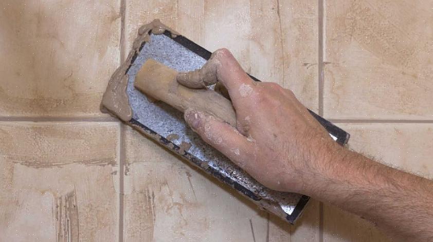 Inumidire leggermente la superficie delle piastrelle con acqua pulita per evitare che lo stucco si attacchi